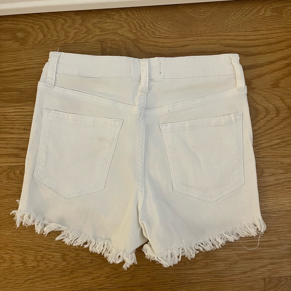 White high rise jean shorts. Strechy Jean‎ short. Frayed bottom.